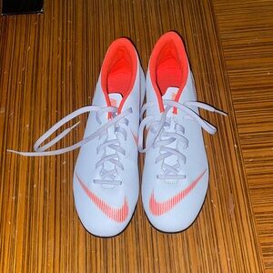 Nike Women's Grey and Coral Cleats| Never Worn